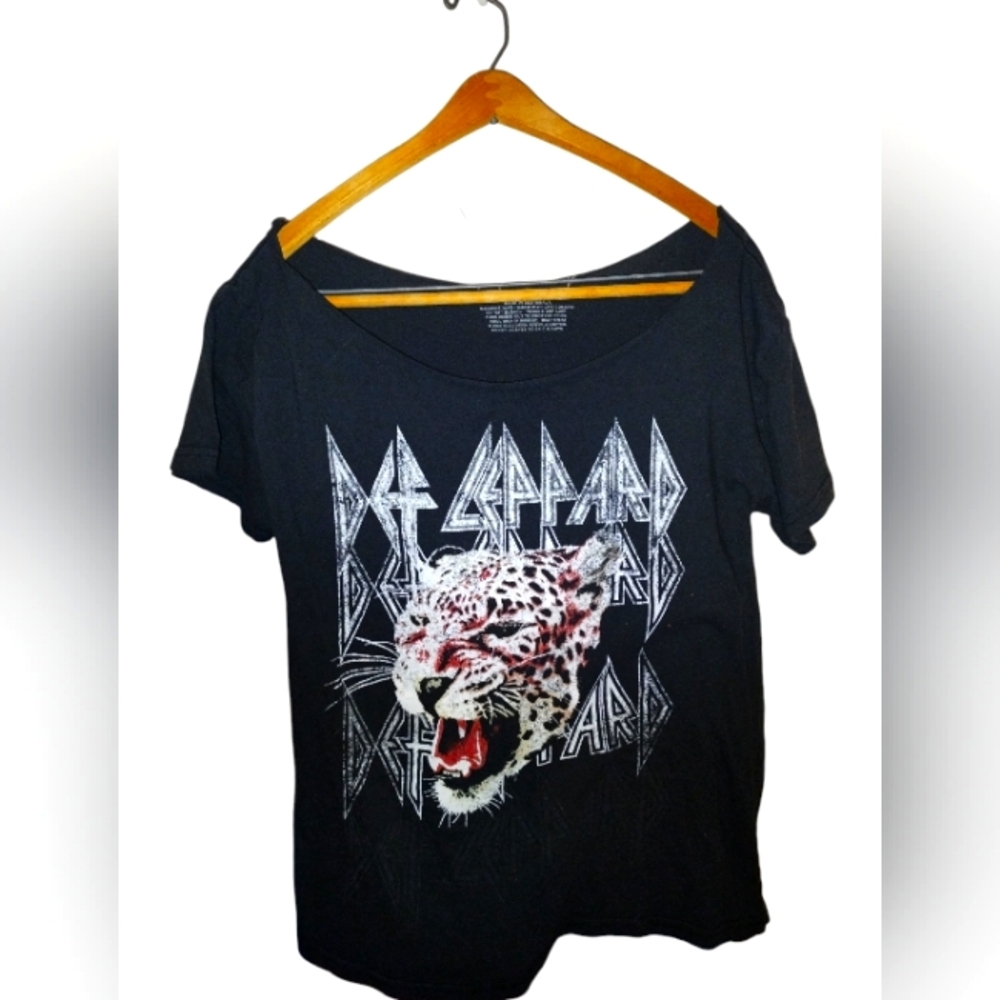 Def Leppard vintage tee there's some information off the shoulder